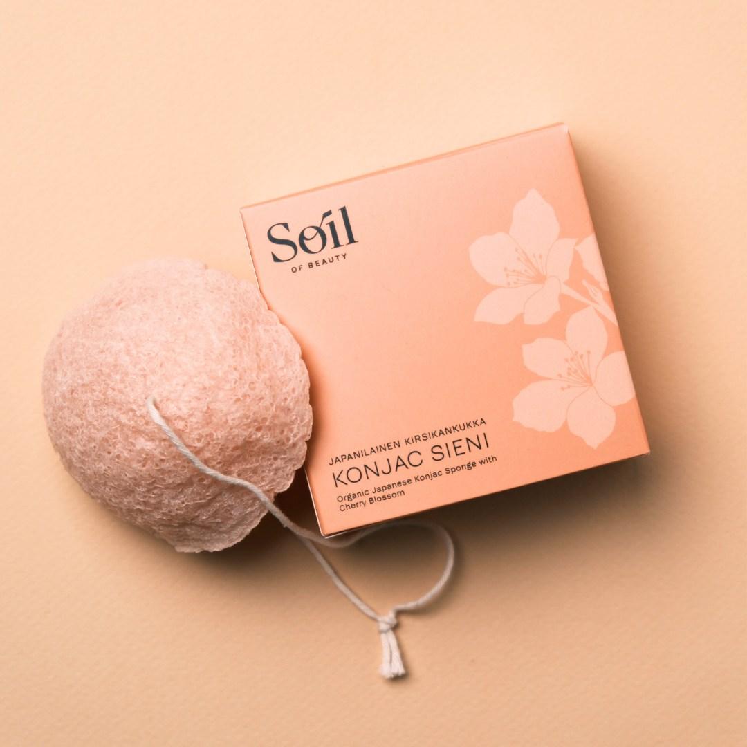 Soil of Beautyn japanilainen konjac-sieni on auttaa vähentämään epäpuhtauksia ja kuorii ihon hellästi.