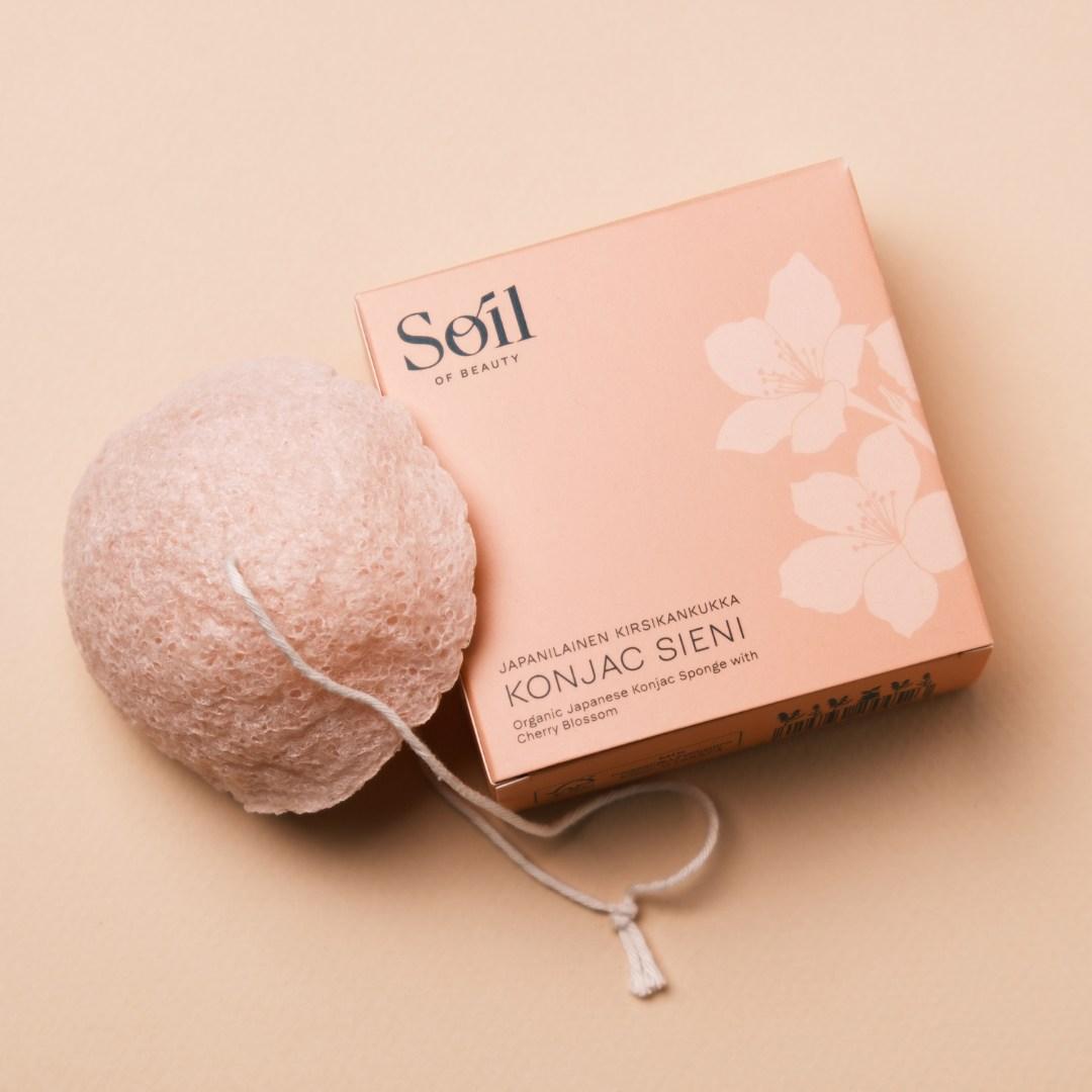 Soil of Beautyn japanilainen konjac-sieni on auttaa vähentämään epäpuhtauksia ja kuorii ihon hellästi.